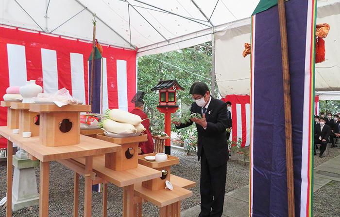 在一位神道教牧师大声朗读祈祷文后，我们献上了“Tamagushi”，也就是圣树的一根树枝。