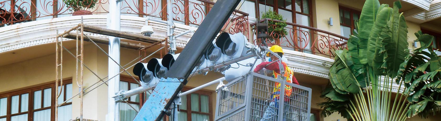 Set up light.We, together with local staff under the background of time urgent, focus to promote the construction