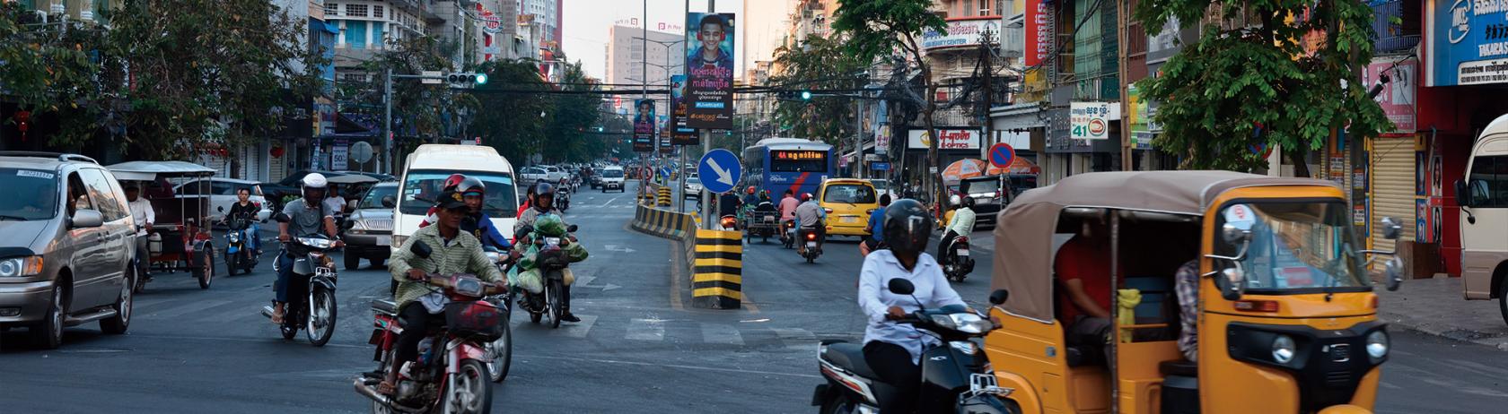 Even at a crossroads, achieve the smooth passage of the vehicle NEXT