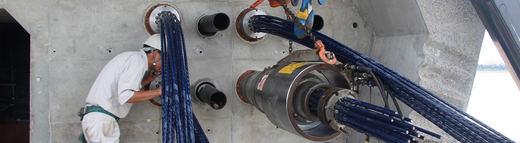 Stretching when PC steel (photo: sumitomo mitsui construction (strains))