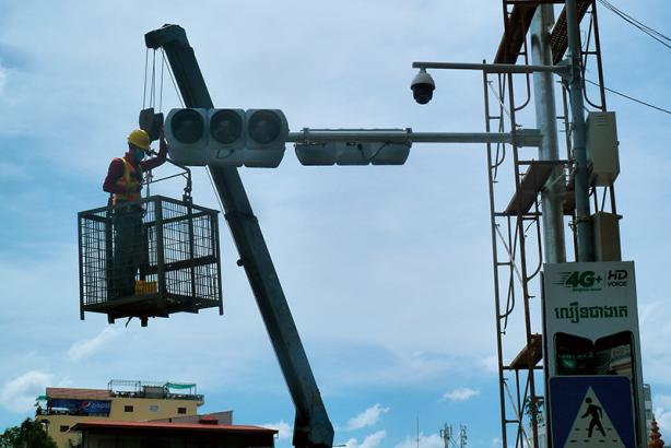 Set up light.We, together with local staff under the background of time urgent, focus to promote the construction