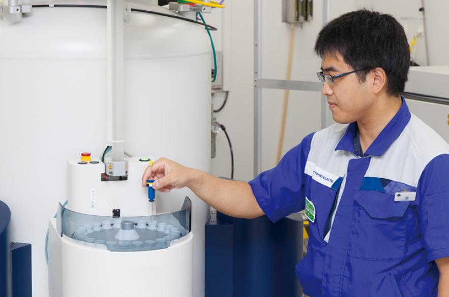 NMR/mri device.Use of intrinsic magnetic nucleus, parsing the combination of liquid or solid sample contains molecular state, motility and concentration