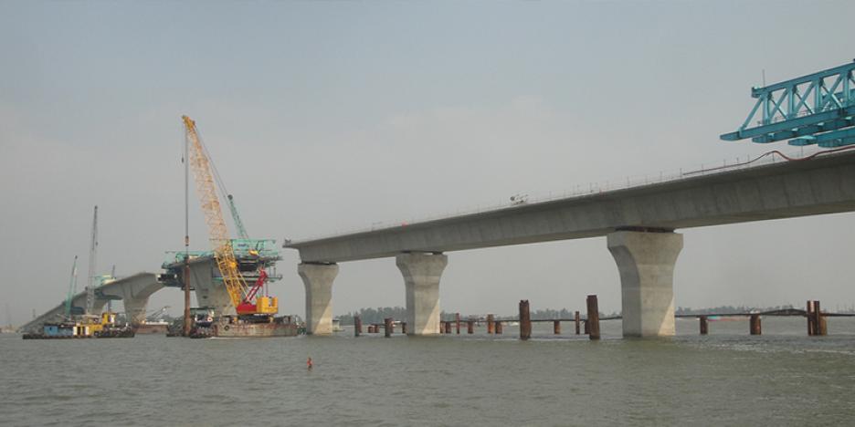 Erection of the cantilever bridge
