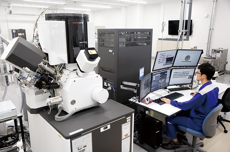 FIB - SEM/focused ion beam scanning electron microscope (SEM) composite machine.Processing and observe the main equipment used in cross section