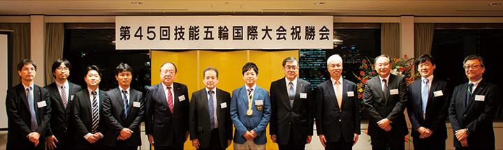 Hanging a gold medal is the 45th annual world skills contest gold medal winner of the competition information network cabling KINDEN CORPORATION's water optimal too Mr (KINDEN CORPORATION and sumitomo electric group related personnel),