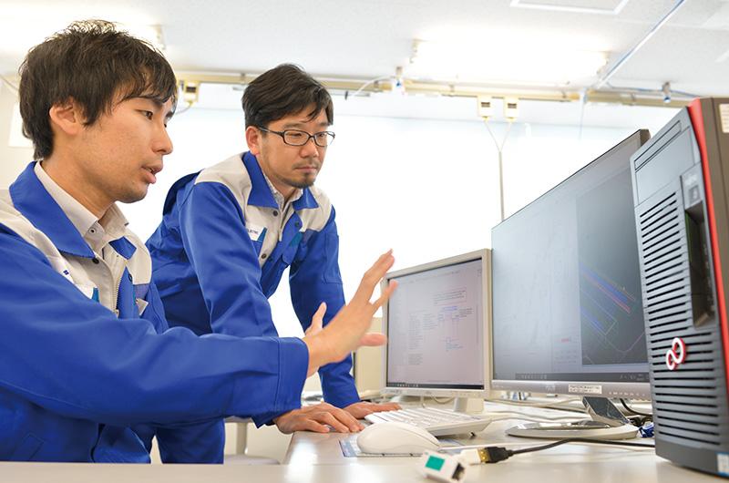 Left) sumitomo electric transmission devices (5 g wireless research institute of proxied kikuchi constitutional right, sumitomo electric transmission device YongFu electronics research institute's wall
