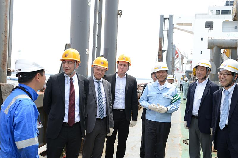To visit Belgium ELIA, ladies and gentlemen of the company.They surprised the shipment operation orderly.From the company, managing director of nakano gaohong (several third from right) and Nemo project propulsion room for shallow Wells jin (the right) also inspected in company.