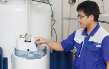 NMR/mri device.Use of intrinsic magnetic nucleus, parsing the combination of liquid or solid sample contains molecular state, motility and concentration