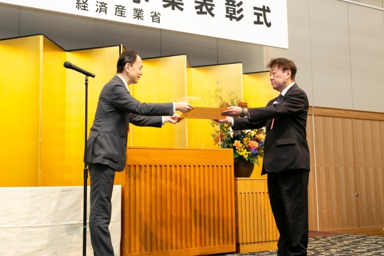 奈須野産業技術環境局長(左)より表彰状を授与される志賀信夫(右)