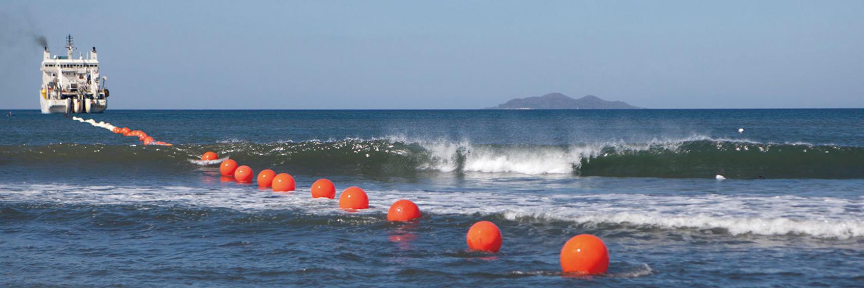 海底ケーブルの敷設（写真提供：日本電気株式会社）