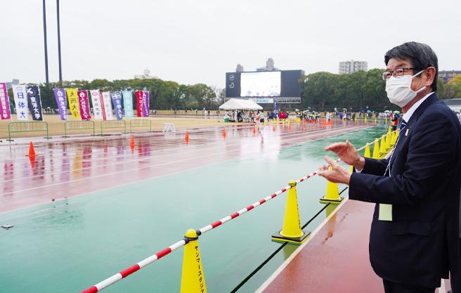 ゴール前で選手たちをお出迎え