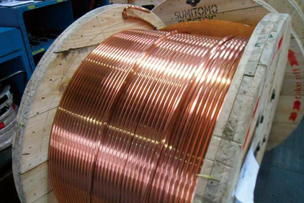 製造された大量のトロリ線は、ドラムに巻かれてインドに出荷される