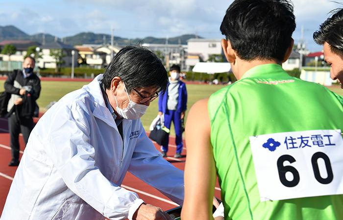 男子4×200mリレ，で優勝した大東文化大学に記念品を贈呈しました