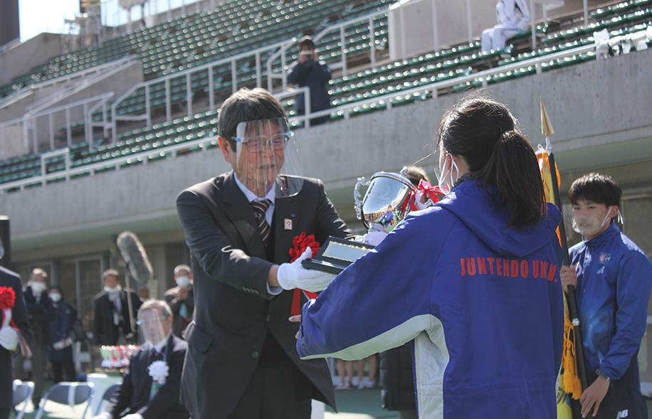 優勝カップを優勝チ，ムの順天堂大へ