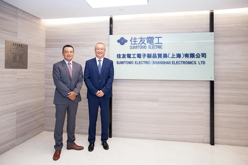 住友電工電子製品貿易（上海） 有限公司 副総経理 松尾基（写真左） 上海東升盈港企業発展有限公司 総経理 徐敏嘉氏（写真右）