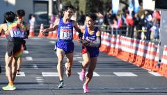 3区中村選手→4区高田選手への襷渡し