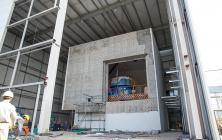 電子ワヤ事業部の製造拠点，住友電工(蘇州)電子線製品有限公司。量産化の要請に応え，新たな照射架橋装置の設置工事が行われている