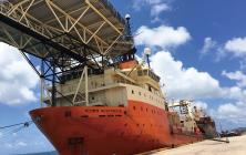 製造された海底ケーブルは、ケーブル敷設船のケーブルタンクに船積みされ、敷設される。（写真提供：日本電気株式会社）