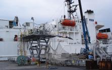 製造された海底ケーブルは、ケーブル敷設船のケーブルタンクに船積みされ、敷設される。（写真提供：日本電気株式会社）