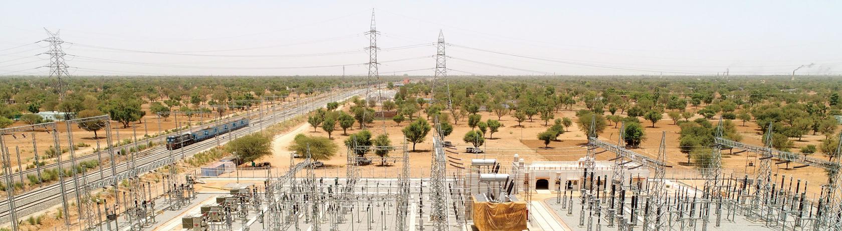 变电站建在沙漠铁路旁;以确保稳定的电力供应,变电站内建等距总距离为1500公里。