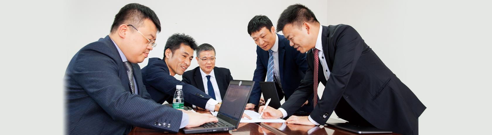 激烈的讨论如何实施市场战略营销会议