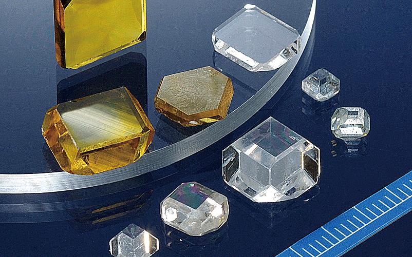 直径超过12毫米，重量超过10克拉的大型高纯度钻石晶体