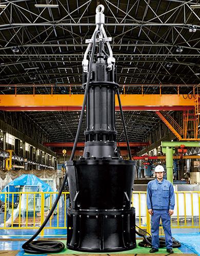 潜水器轴流式列日本最大直径的泵使用S-FREE™旅行电缆(照片由Tsurumi制造有限公司)。