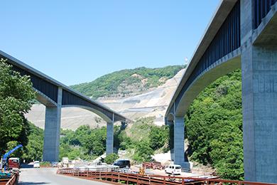 Aigawa桥前完成(照片由三井住友建设有限公司)。”aria-label=