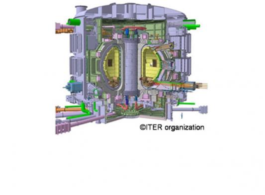 ITER主机组的外部视图。ITER是证明利用被称为“地面太阳”的核聚变能源发电在技术和科学上是可行的设备。该装置的核心是产生超高温等离子体的甜甜圈形状的部分，等离子体中发生聚变反应。