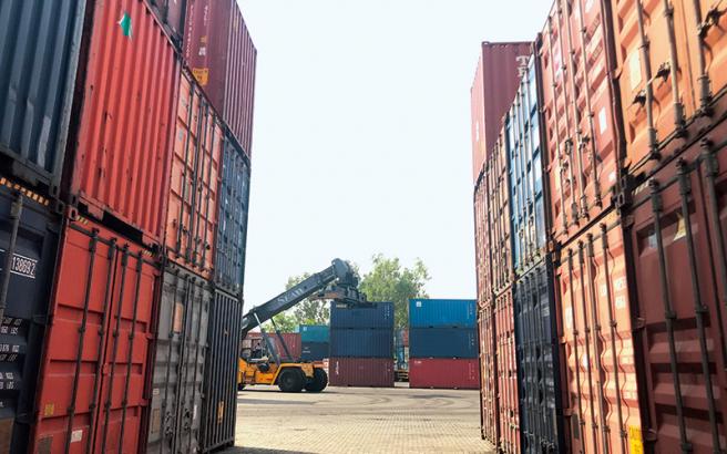 收集国际贸易货物的内陆集装箱仓库(ICD)。通关后，货物装入集装箱，由卡车和货运列车运输(在德里附近)。
