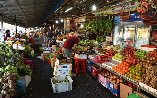 市场上摆满了水果和蔬菜。