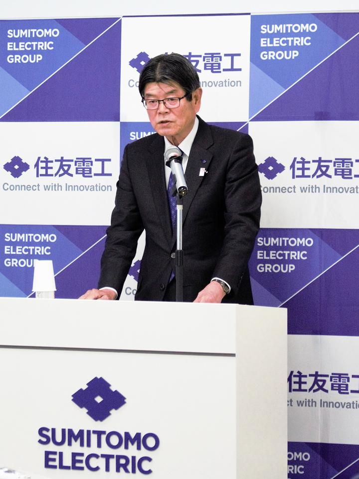 在新闻发布会上