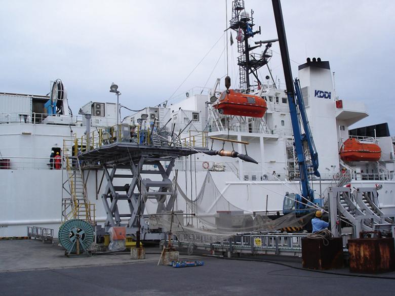 制造的海底电缆装载在电缆船的电缆箱中。(图片来源:NEC Corporation)