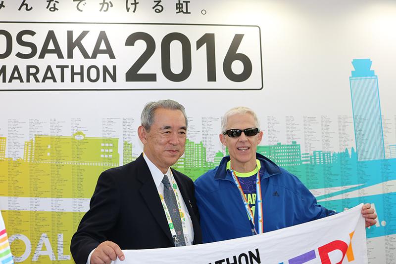 住友电气董事长兼首席执行官松本正芳(左)在达到2016大阪马拉松的目标后。