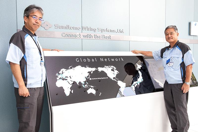 左:住友布线系统公司线束运营计划组全球PIKAPIKA中心经理Akihiro Komori右:住友布线系统公司执行官Tetsuji Maruyama