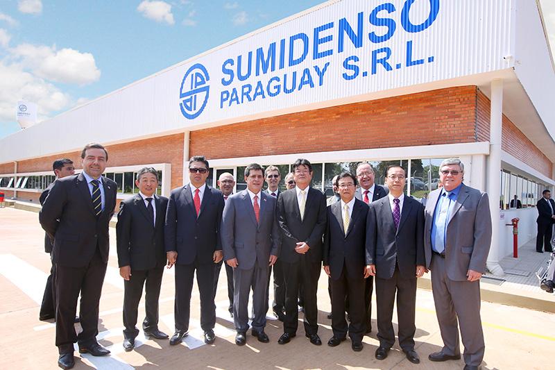 巴拉圭总统总统、主要部长、日本大使等出席了开幕式。(前排左起)第四位:巴拉圭总统/第五位:住友电气总裁井上修/第六位:SDP总裁森井正芳