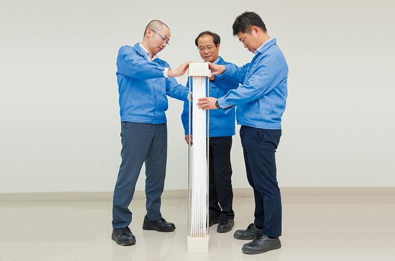 工程技术人员彻底检查完成POREFLON™模块