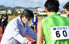 戴了运动员的纪念礼物to Bunka University, who won the men's 4 x 200 m relay