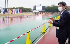 Welcoming the runners at the finish line