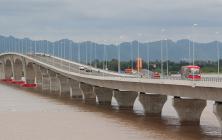 河滨大桥是连接市区和国际港口的重要桥梁。(图片由三井住友建设株式会社提供)